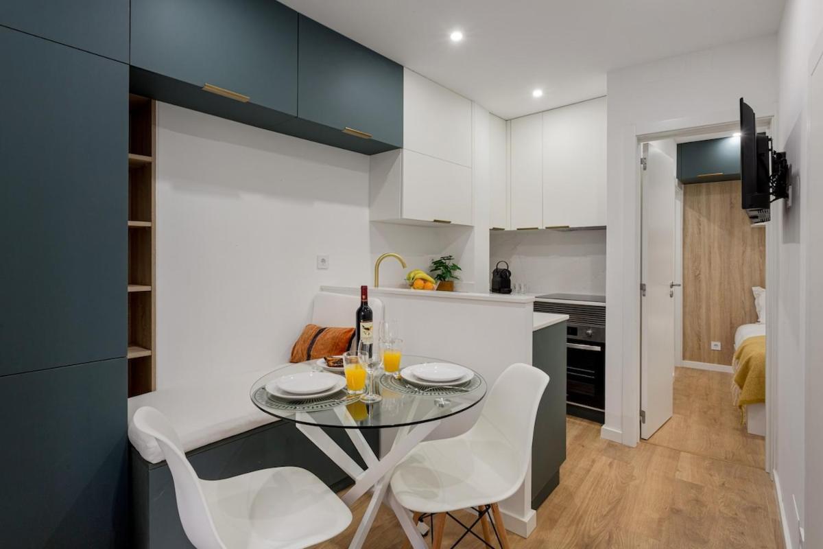 Petite Charm In Old Apartment *