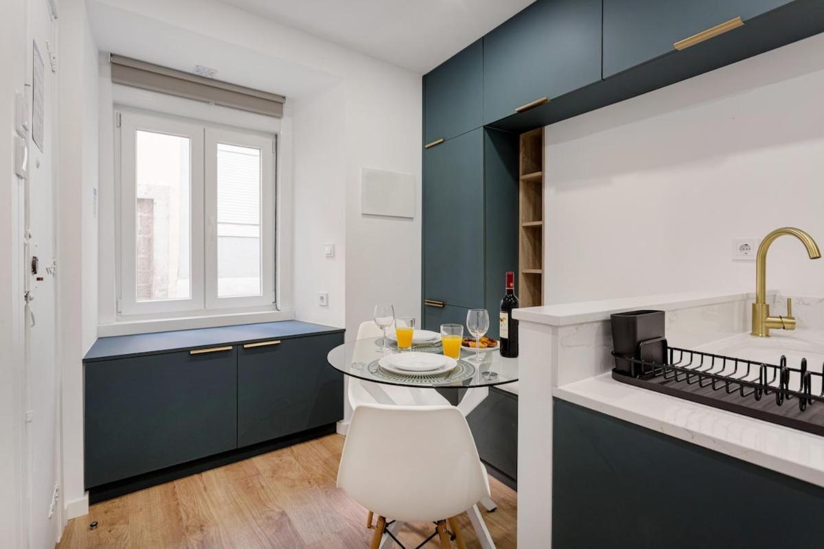 Petite Charm In Old Lissabon