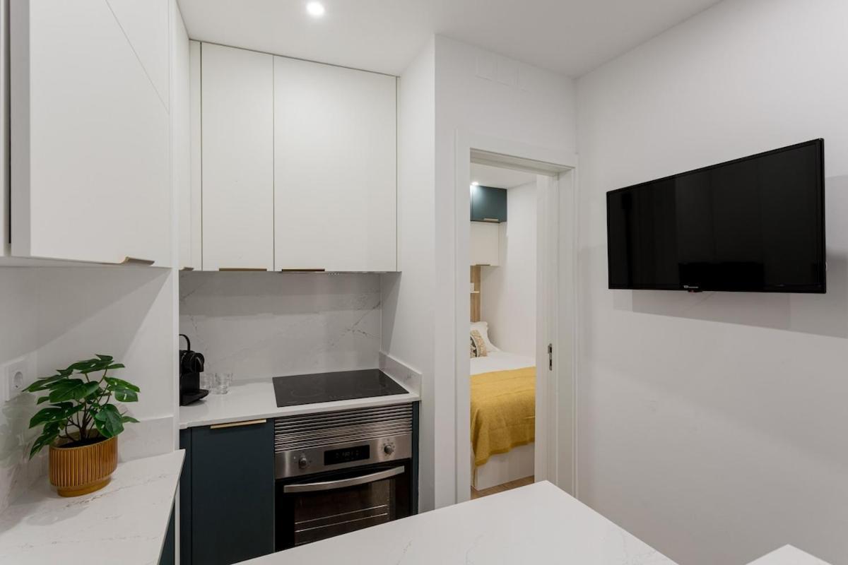 Petite Charm In Old Apartment *